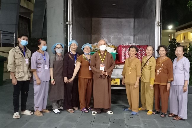 Giving box-lunch portions on occasion the 98th Seven-Day Retreat