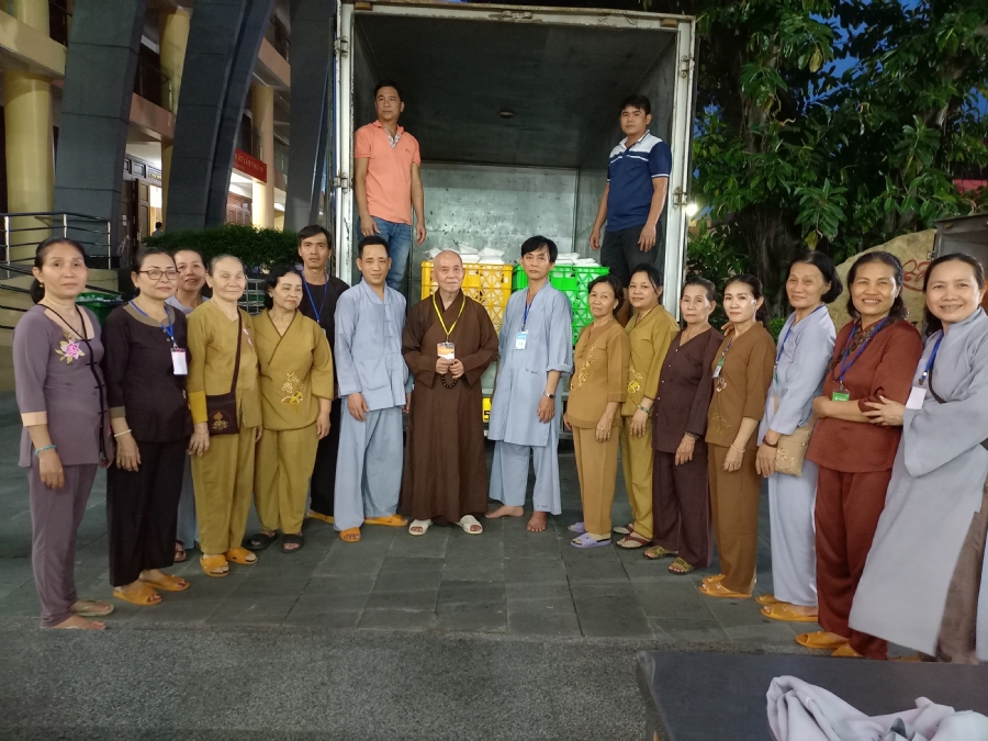 Giving box-lunch portions on occasion the 99th Seven-Day Retreat