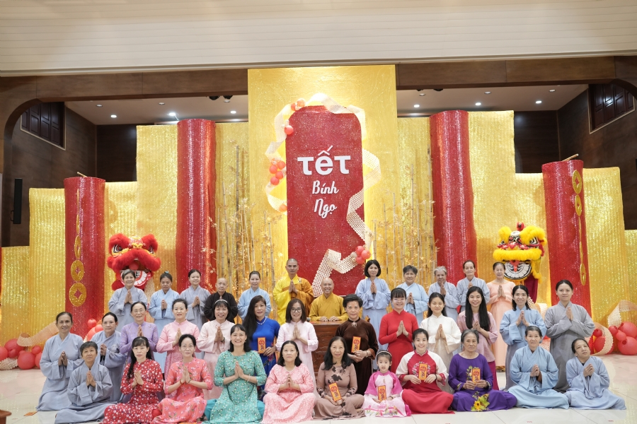 Presenting Buddhists with lucky red pockets on the 1st day of lunar New Year 2026