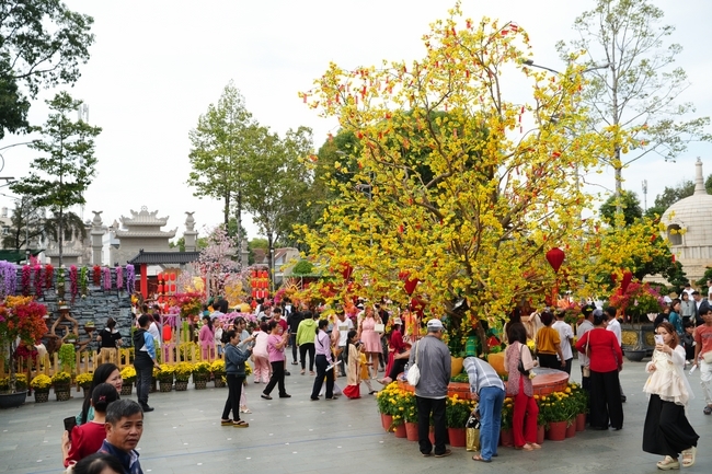 Giving lucky pockets on the 2nd Day of Lunar New Year 2025
