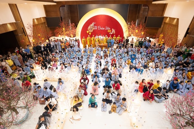 Giving lucky pockets and A gift of New Year on the First Day of Lunar New Year