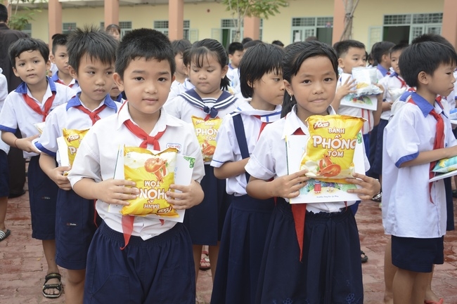 Giving gifts to primary schools