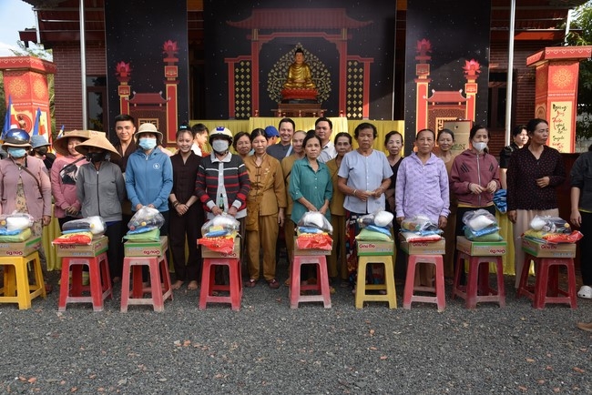 Tặng quà cho các gia đình có hoàn cảnh khó khăn tại chùa Tâm Pháp, chùa Pháp Hòa - Bình Phước, chùa Tây Pháp – Tây Ninh