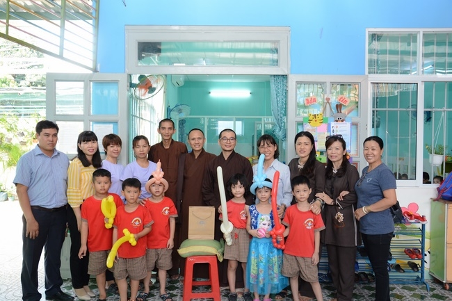 Tặng quà giáo viên trường mầm non tư thục tại Tân Thới Nhì, Hóc Môn