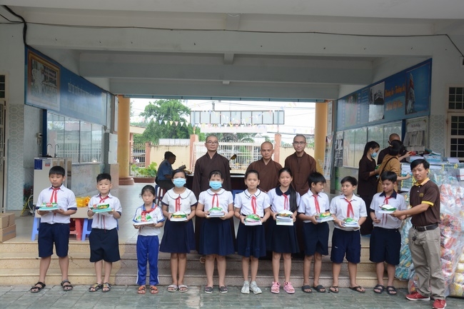 Giving gifts to pupils on the occasion of International Children's Day