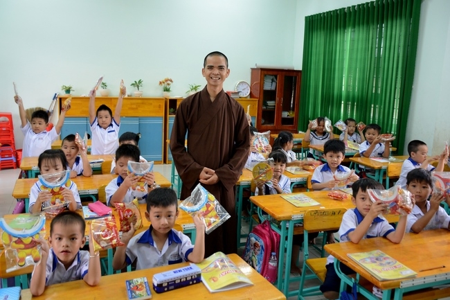 Giving gift portions to pupils on the occasion of Mid-Autumn Festival