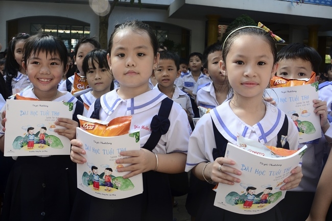 Tặng quà học sinh nhân mùa Phật đản