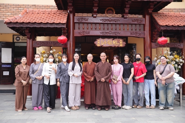 Tặng quà tết cho các gia đình có hoàn cảnh khó khăn trong khu vực huyện Hóc Môn