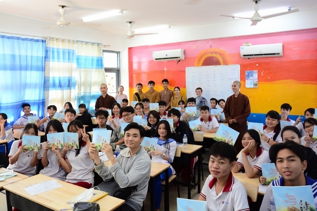 Tặng sách trường THPT Nhân Việt