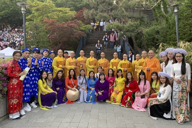 Tham dự lễ “Nhiên Đăng Hội” tại thủ đô Seoul, Hàn Quốc