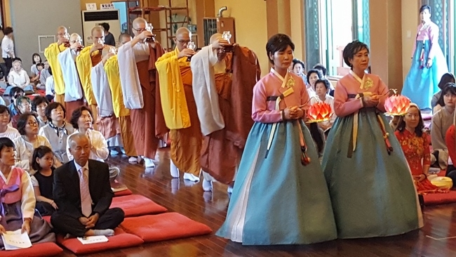 Partake in the Vesak Ceremony at Yonggungsa Cham Joeun Uri Temples