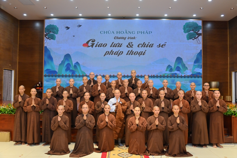 Visit and preach a Dharma talk at Hoang Phap pagoda of Ven. Pomnyun Sunim and Sr Giac Le Hieu