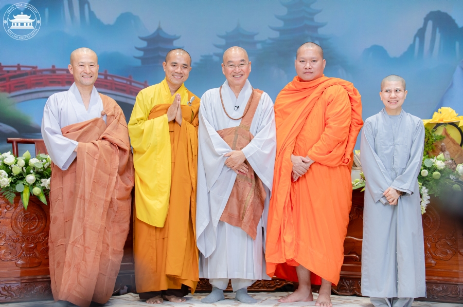 Visiting and preaching a Dharma talk at Hoang Phap pagoda of Ven. Pomnyun Sunim and Sr Giac Le Hieu