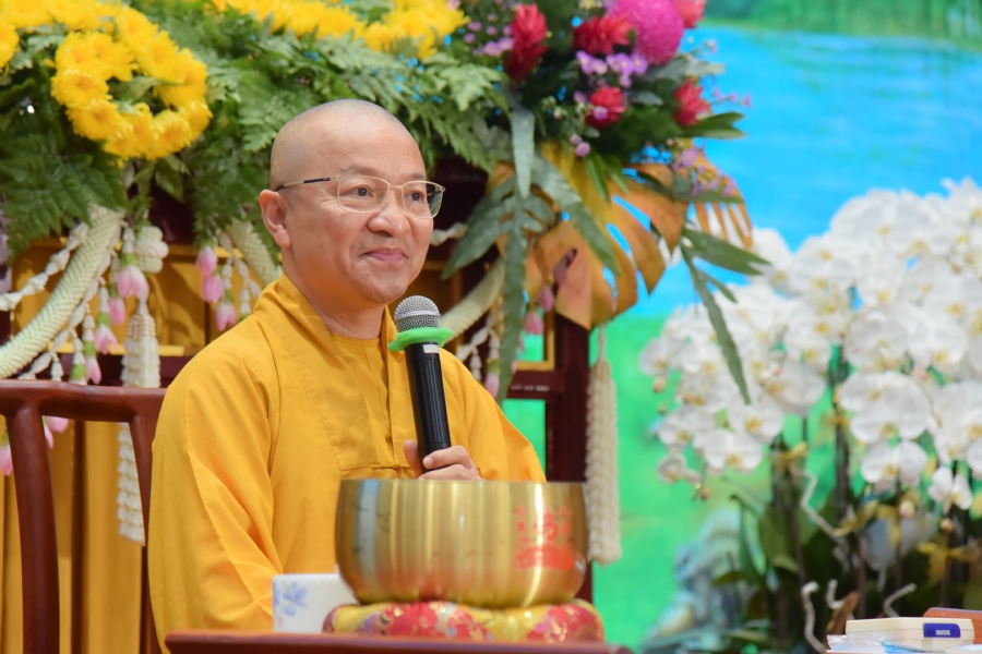 Thượng toạ Thích Nhật Từ chia sẻ pháp thoại đến chư Tăng và Phật tử chùa Hoằng Pháp