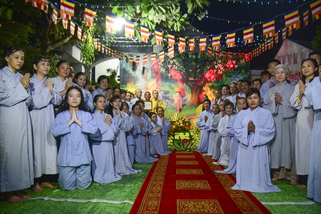 Giving Commendation Paper to those who made Lumbini Garden at Home