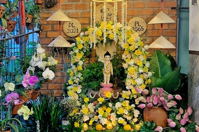 Giving Commendation Paper to those who made Lumbini Garden at Home