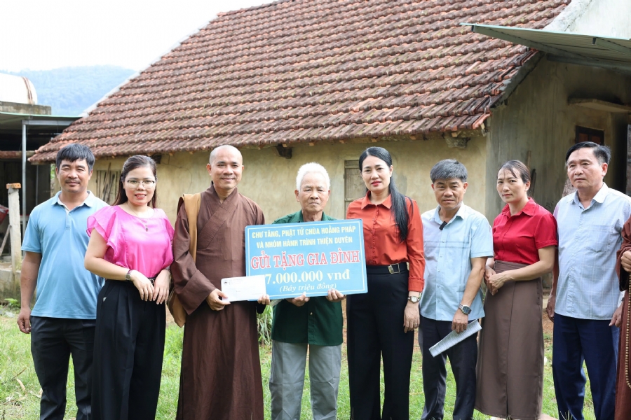 Disaster relief in Ha Tinh province in the pagoda's charity activities