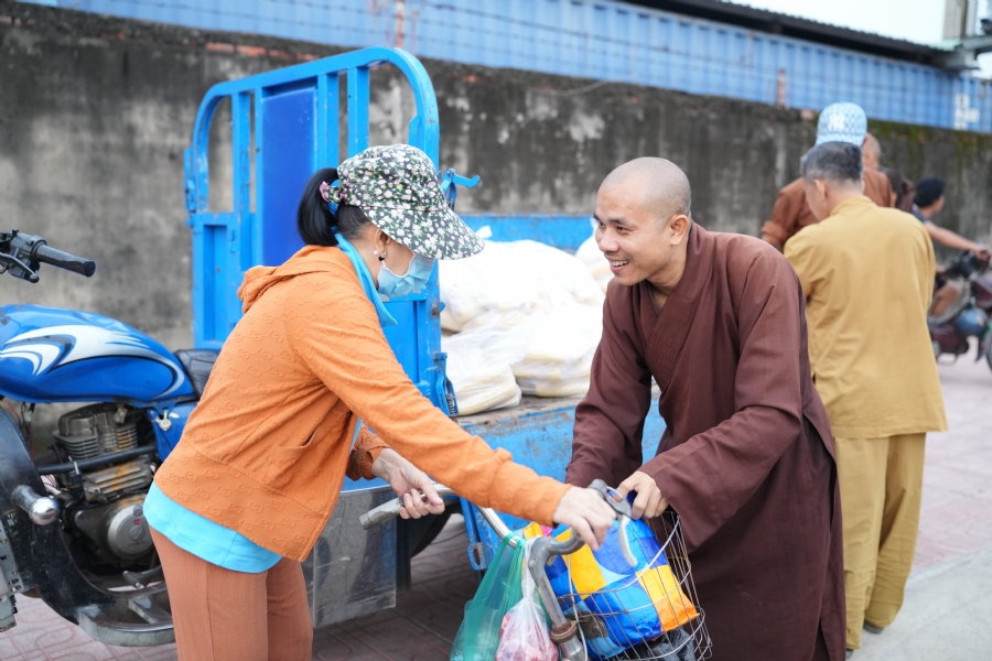 Từ thiện: Tặng bắp tại các công ty, xí nghiệp, khu công nghiệp xã Xuân Thới Sơn