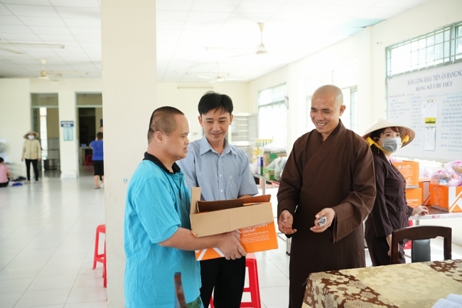 Giving vegetarian vermicelli at Thanh Loc  Paralytic Supporting and Nurturing Center in the Temple's Charity Activities 
