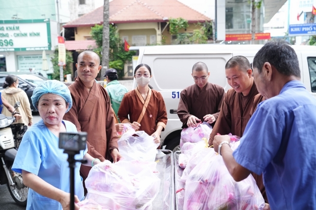 Giving vegetarian vermicelli at the Orthopedic Trauma Hospital - Ho Chi Minh City in the Temple's Charity Activities