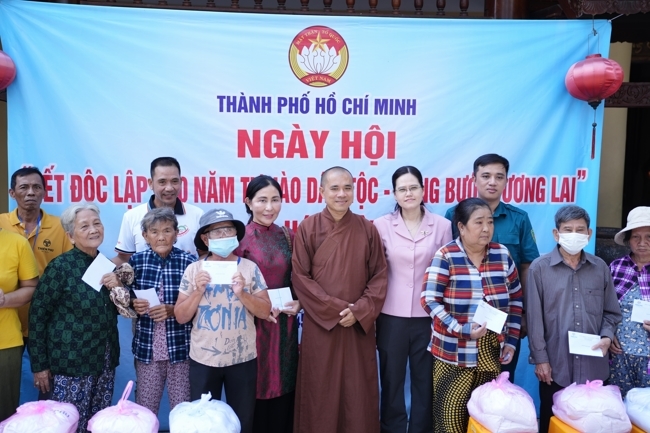 Giving gifts for difficult households during the Ullambana season in Hoc Mon commune in the temple charity activities