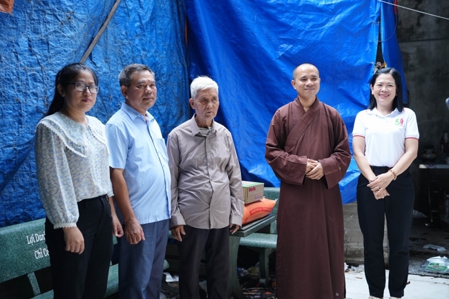 Giving gifts in the Ullambana season in the pagoda charity activities 