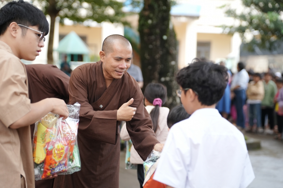 Giving Mid-autumn gifts in Tà Đùng – Lâm Đồng in the pagoda charity activities
