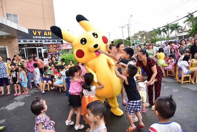 Sharing Happiness To Kids