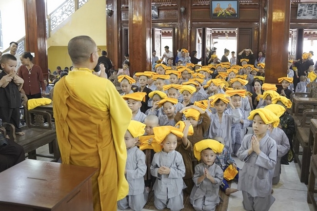 Sowing conditions of leaving-home on the Buddha's birthday season 2019