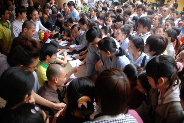 Gần 5.000 thiện nam tín nữ về chùa quy y Tam Bảo