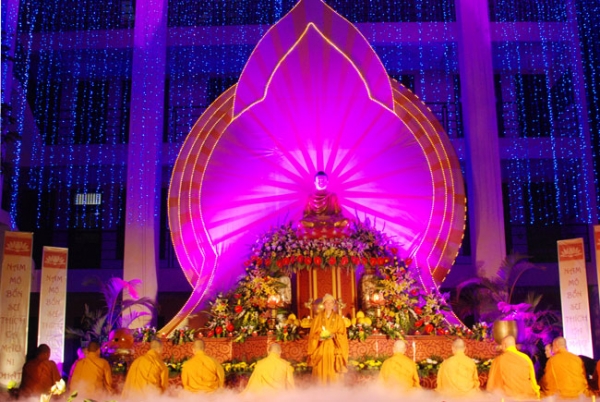 TT. Thích Chân Tính tham dự đêm hội hoa đăng mừng ngày Phật thành đạo