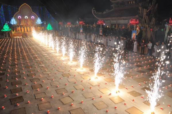 Hoa đăng đêm Di Đà – chùa Từ Xuyên