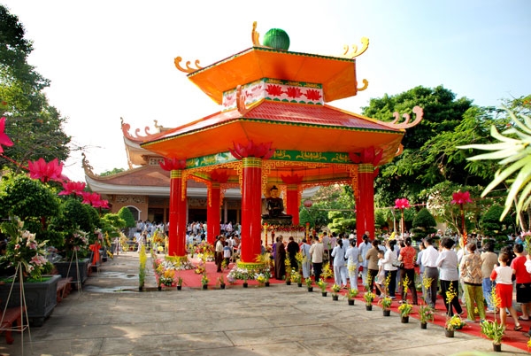 Triển lãm tượng Phật Ngọc tại chùa Hoằng Pháp