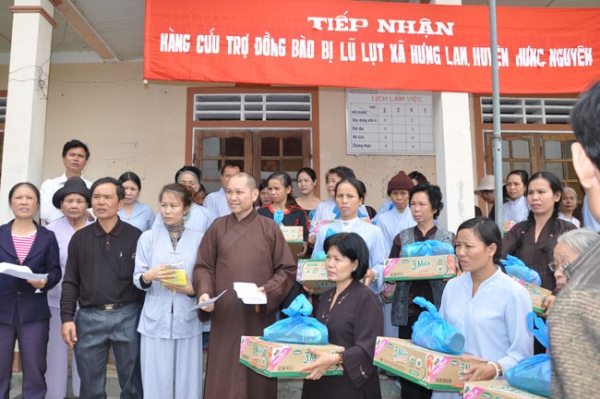 Hướng về đồng bào bị lũ lụt Nghệ An