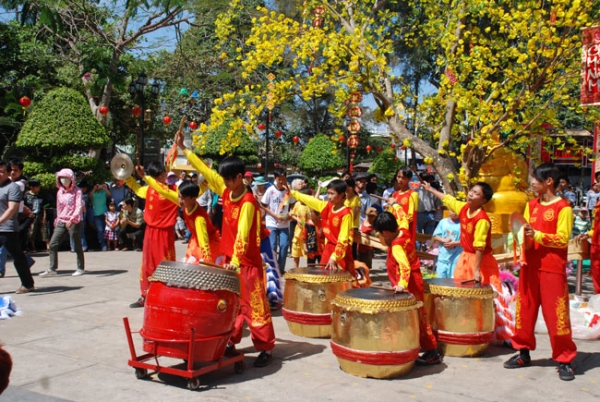 Chùm ảnh ngày mùng hai và mùng ba tết tại chùa Hoằng Pháp