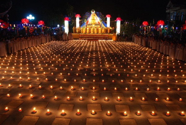 Chùa Từ Xuyên tổ chức đêm hoa đăng vía Phật A Di Đà
