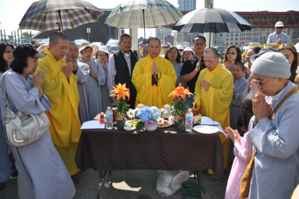 Tổ chức phóng sinh tại Canada Place - Canada.