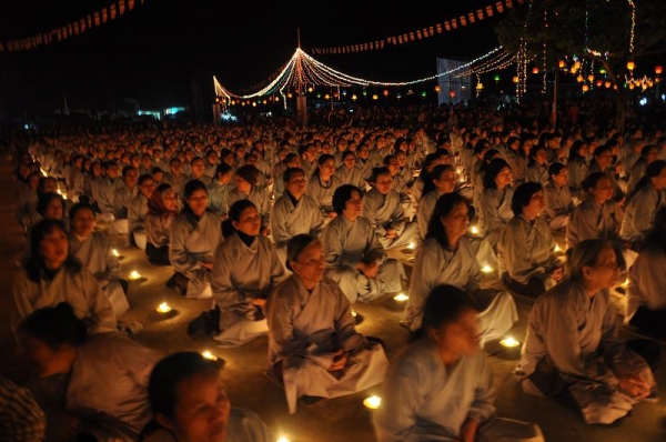 Chùa Diên Quang tổ chức đêm hội hoa đăng vía đức Phật A-Di-Đà