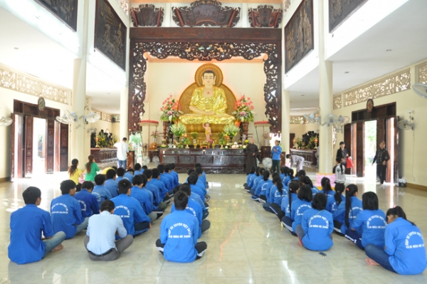 Hành trình xuyên Việt Viếng thăm chùa Hoằng Pháp.