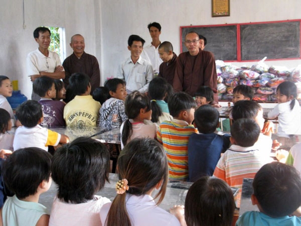 Chùa Hưng Pháp tặng quà tết xuân Canh Dần