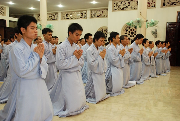 Lễ xuất gia lần đầu năm 2010 tại chùa Hoằng Pháp