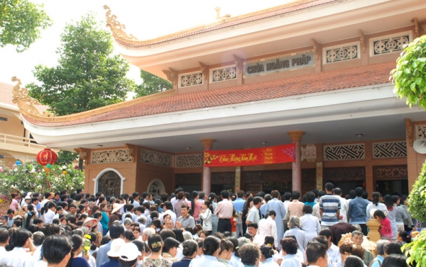 Chùm ảnh lễ hội tháng giêng tại chùa Hoằng Pháp