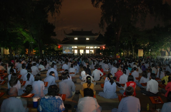 Lễ sám hối tại chùa Hoằng Pháp