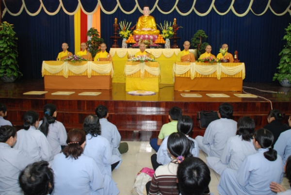 Lễ quy y Tam bảo tại chùa Hoằng Pháp