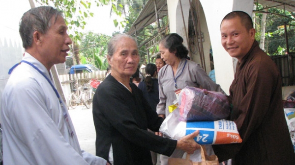 Phát quà và khám bệnh từ thiện.