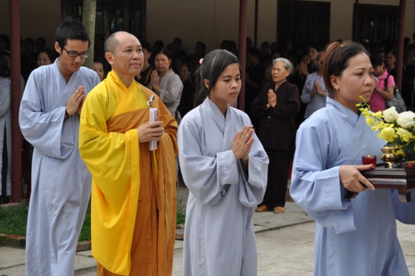 Tu niệm Phật một ngày tại chùa Diên Quang