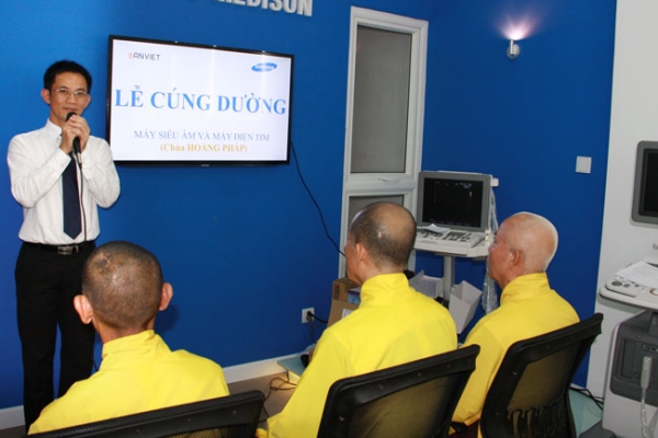 Nhận máy siêu âm và điện tim.