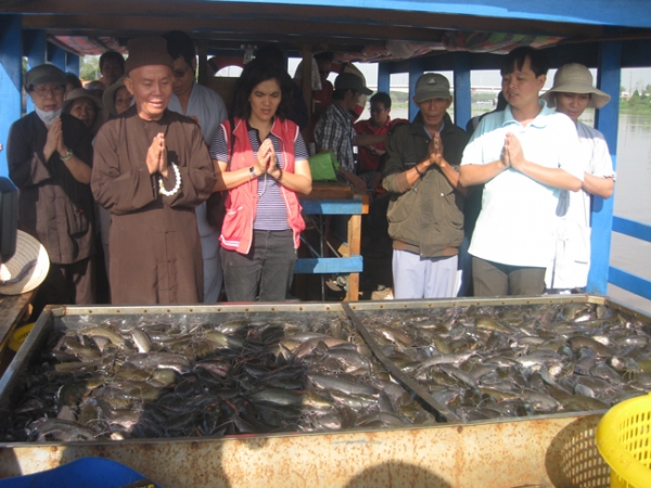 Phóng sanh đầu năm ở Miền Tây