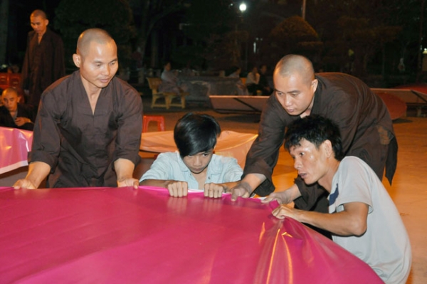 Công tác chuẩn bị lễ vía Phật A Di Đà