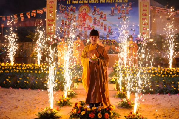 Hoa đăng vía Phật A Di Đà tại chùa Tiêu Giao - Quảng Ninh